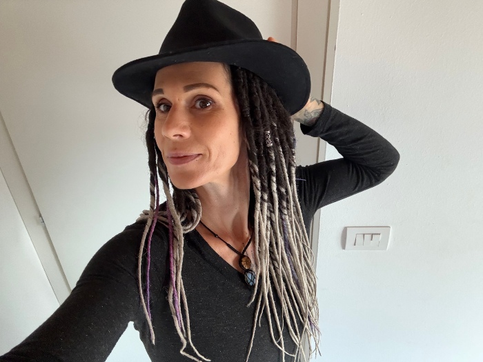 Zynnka Mo • Seamlessly Blending Color Realism with Surrealism 21 April 2025